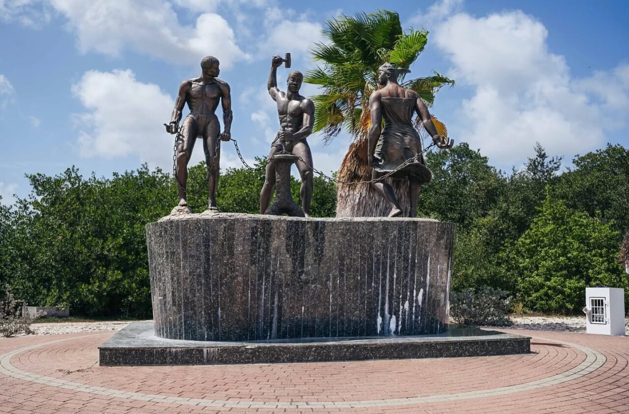 Desenkadená monument at Freedom Park in Curaçao