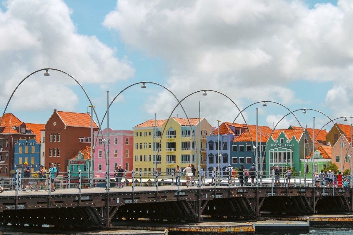 Queen Emma Bridge and colourful Dutch colonial waterfront in Willemstad, Curaçao